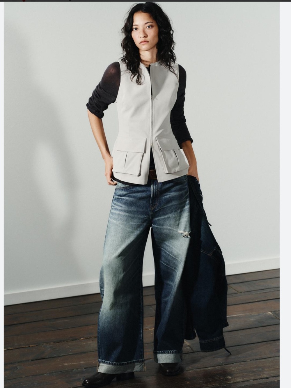 STRETCH COTTON TOP WITH POCKETS

Sleeveless Zip-Up Vest with Flap Pockets